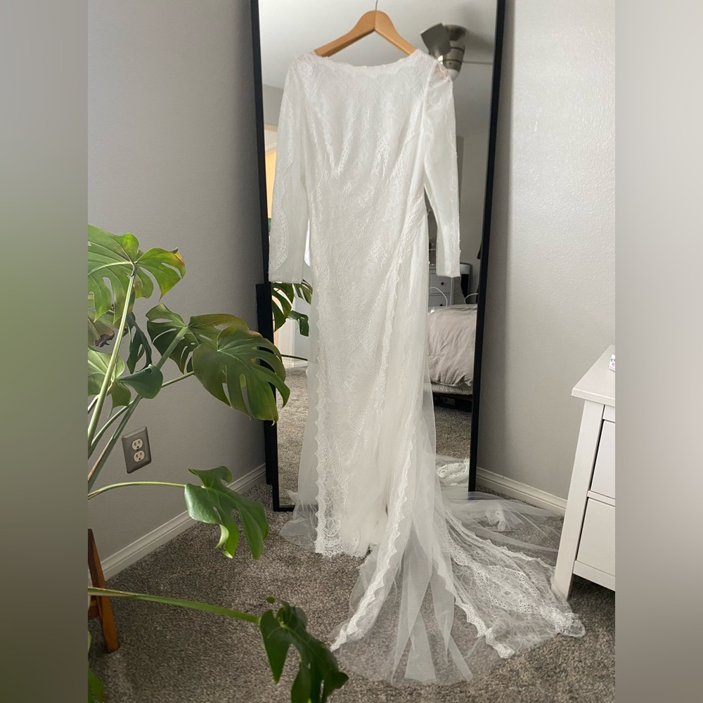 Classic White Lace Long-Sleeve Wedding Dress